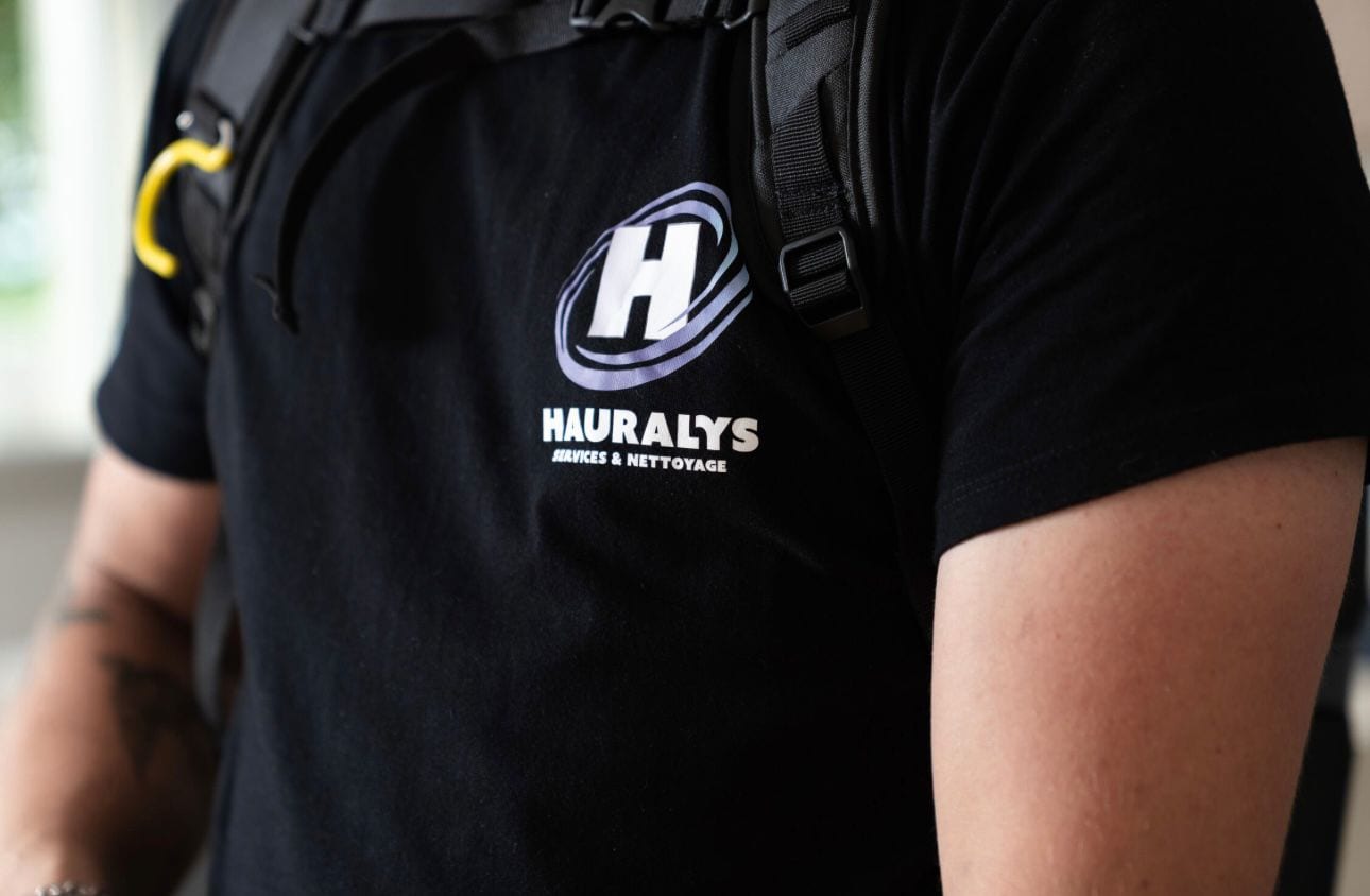 Détail de la tenue Hauralys : logo « Hauralys — Services & nettoyage » sur t-shirt noir